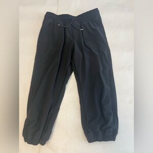 ivivva Lululemon Girls Cropped Joggers
size 12